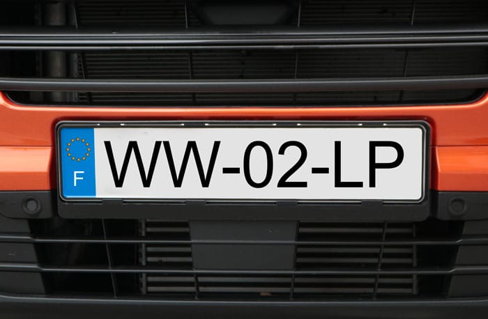 Plaque WW sur une voiture