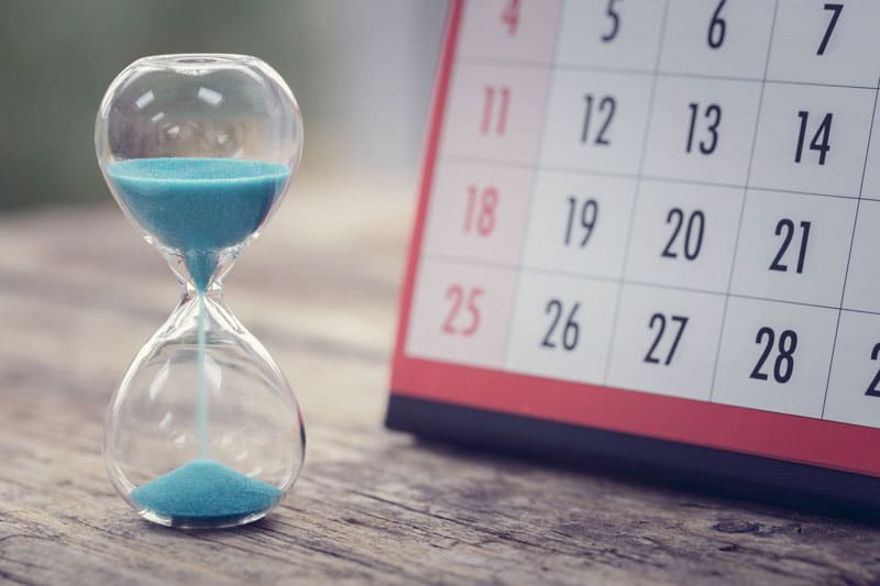 Calendrier et sablier qui indiquent le temps qui passe