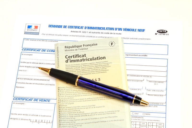 Conducteur qui obtient son certificat d'immatriculation définitif