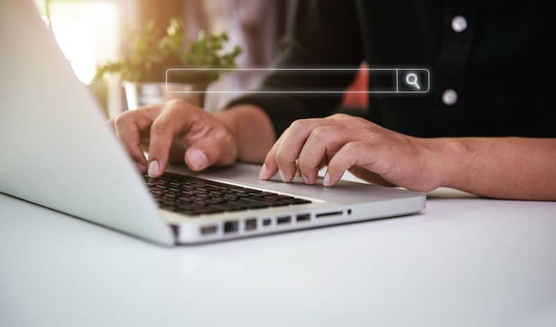 Personne qui fait sa demande de CPI en ligne