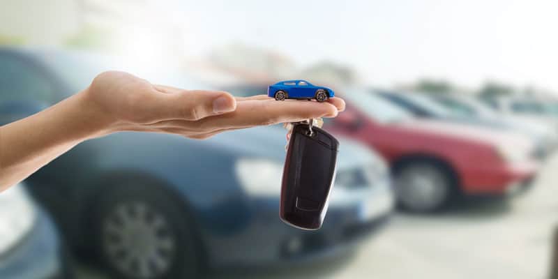 Personne qui achète une voiture