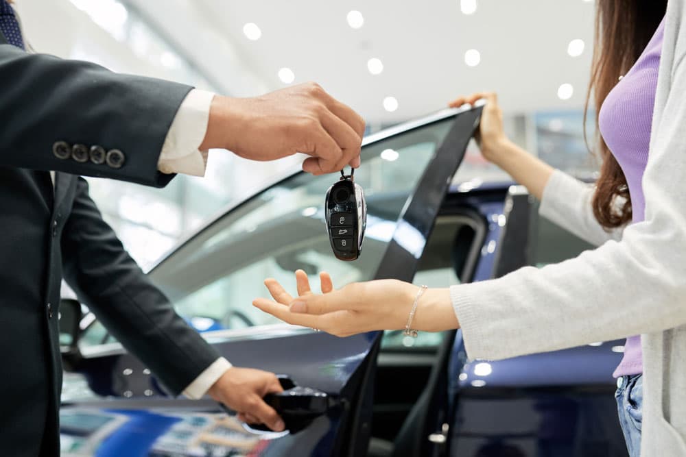 Personne qui achète une voiture