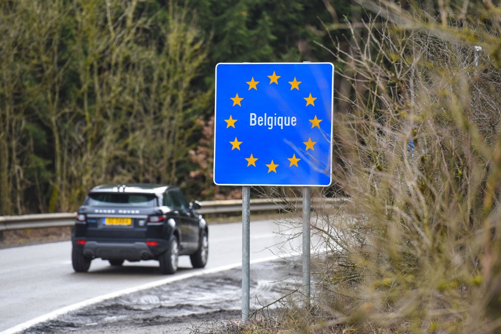 Voiture qui arrive en Belgique
