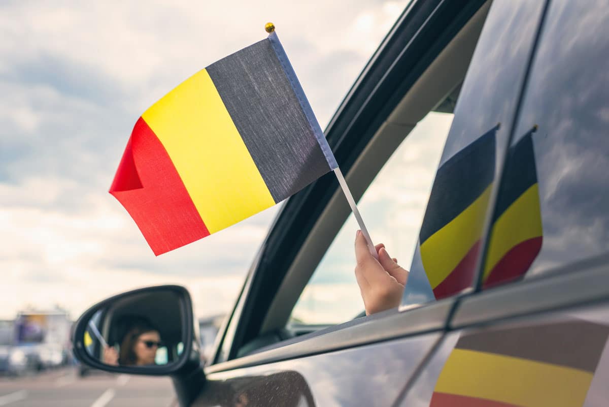 Personne qui montre un drapeau belge