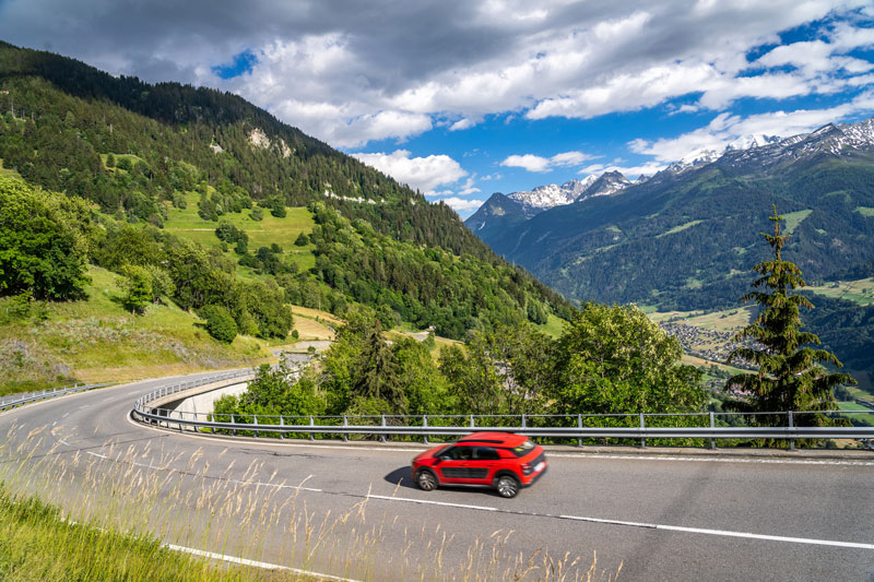 Voiture se déplaçant sur une route Suisse