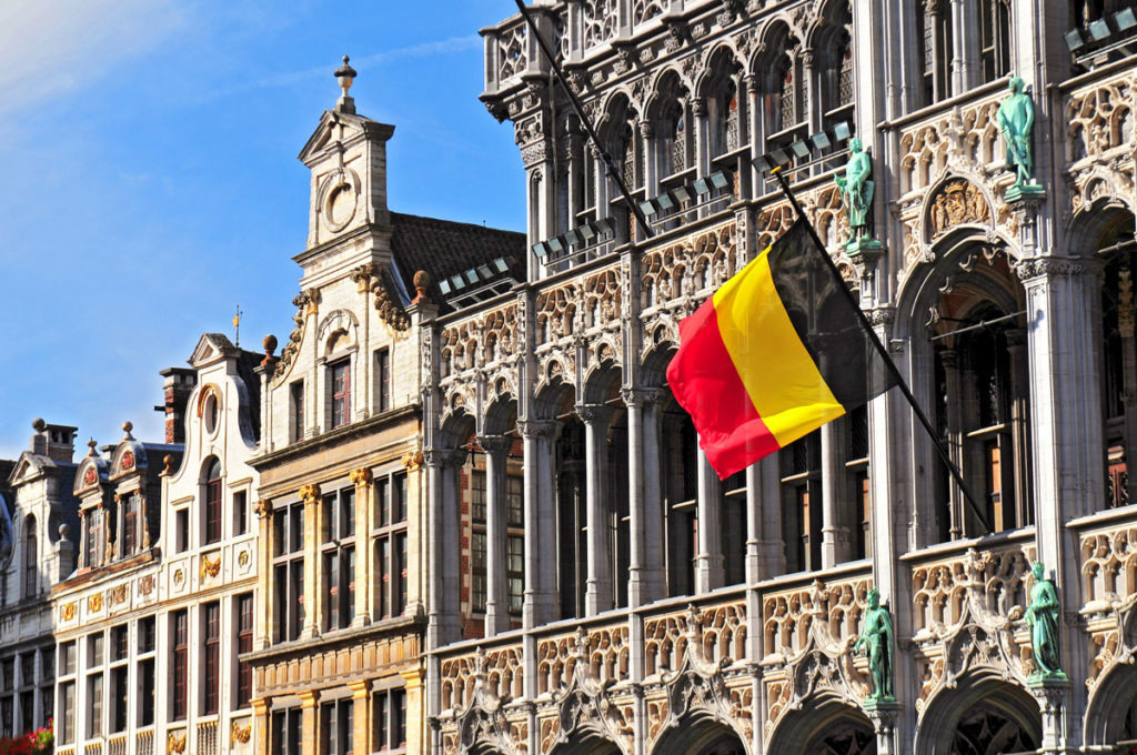 Monument belge accompagné d'un drapeau