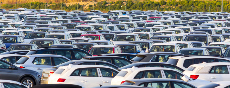 Parc automobile avec de nombreuses voitures