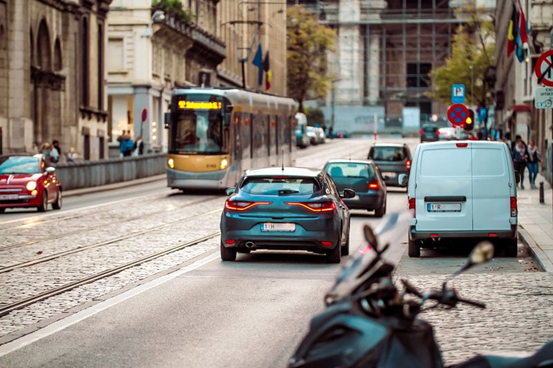 Voitures belges circulant en ville