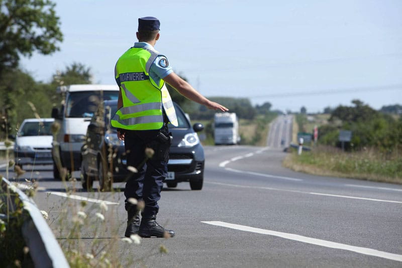 Gendarme qui effectue un contrôle routier