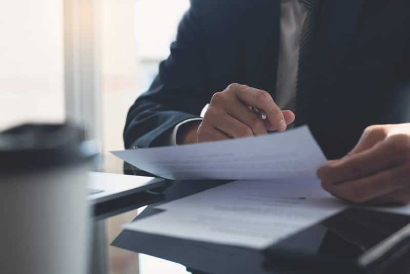 Personne qui est en train de lire un document