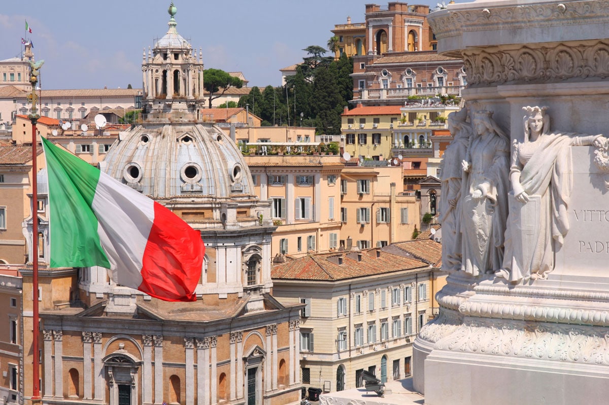 Drapeau italien au coeur d'une ville en Italie