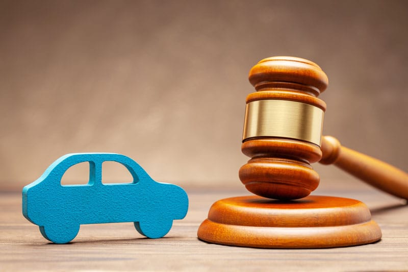 voiture et marteau de justice qui présentent les nouvelles réglementations