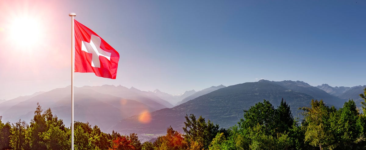 Drapeau Suisse au sein d'un beau paysage Suisse