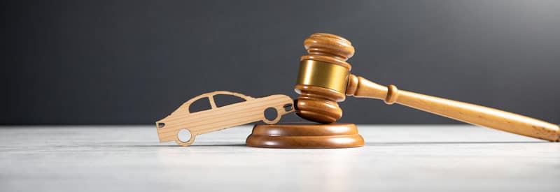 illustration représentant une voiture ainsi qu'un gavel