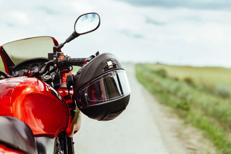 Moto et casque sur une route