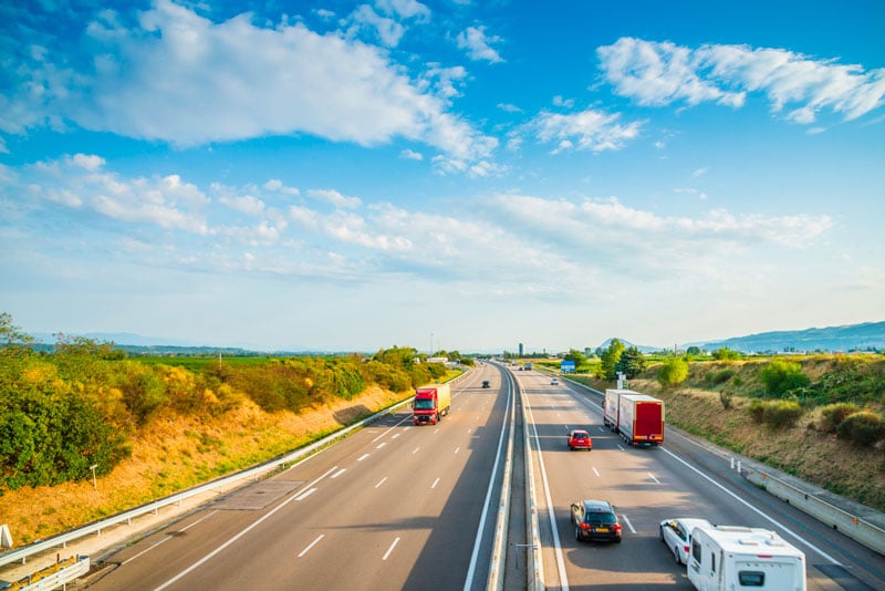 Autoroute française avec des véhicules qui circulent