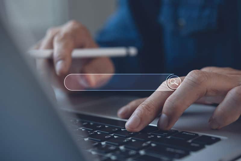 Personne qui effectue une recherche sur internet