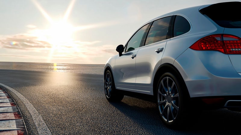 Voiture qui circule sur une route