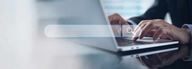 Personne qui réalise une recherche sur internet