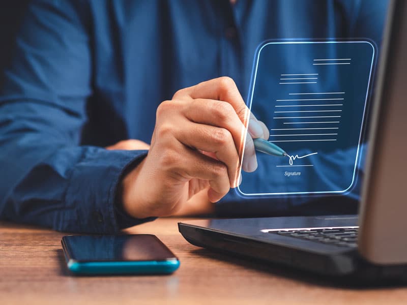 Personne qui signe un document en ligne