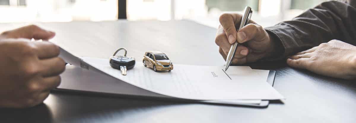 Personne qui signe un contrat de location de voiture