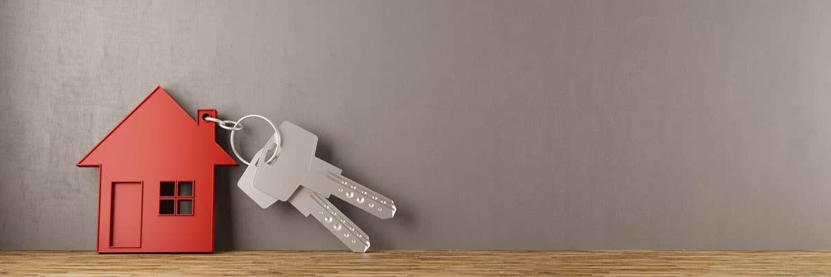 trousseau de clé avec un porte clé en forme de maison
