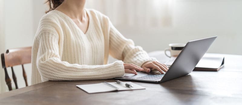 femme qui utilise un ordinateur
