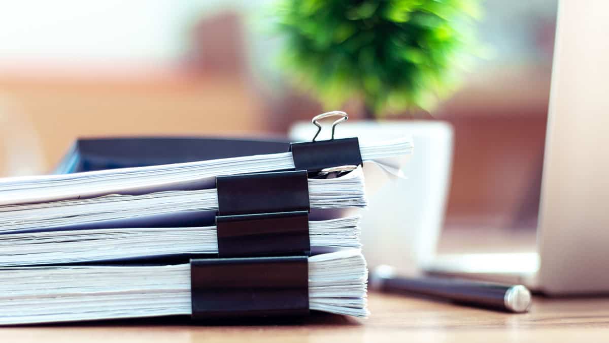 Papiers administratifs posés sur un bureau
