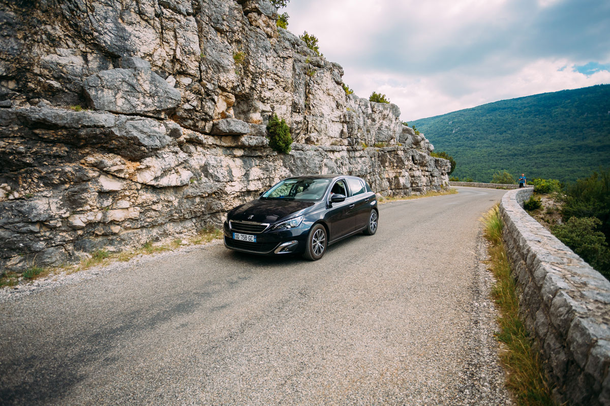Voiture Peugeot française qui circule sur une route