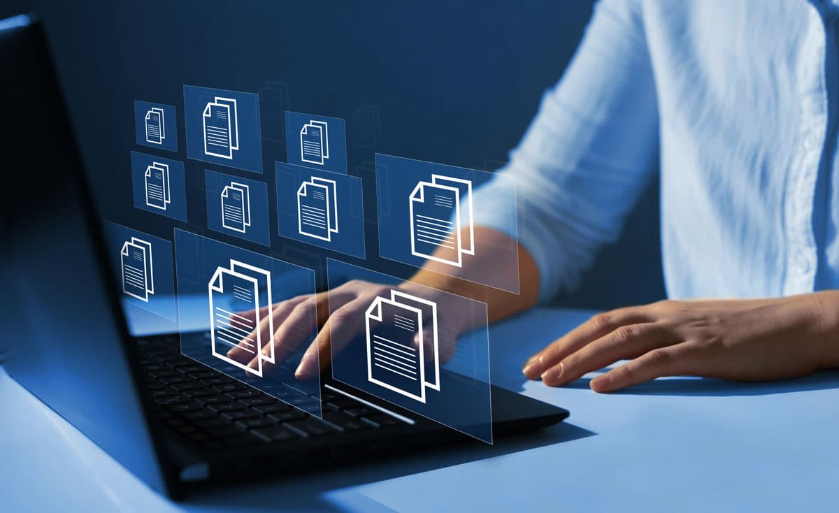 Personne qui cherche des documents sur internet