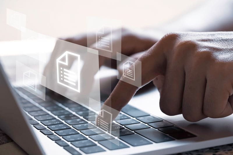 Personne qui rempli un document en ligne