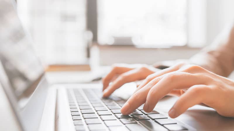 Personne qui utilise un ordinateur pour effectuer des recherches 
