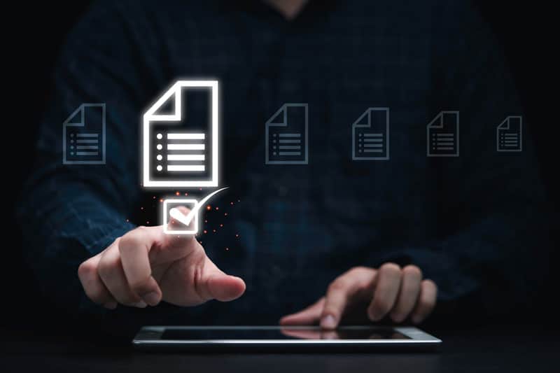 Personne qui sélectionne un document sur le web