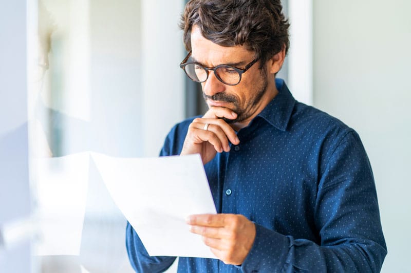 Homme qui est en train de lire un document