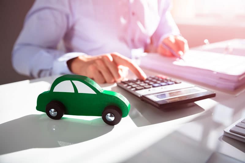 Personne qui utilise une calculatrice pour connaitre le prix des taxes