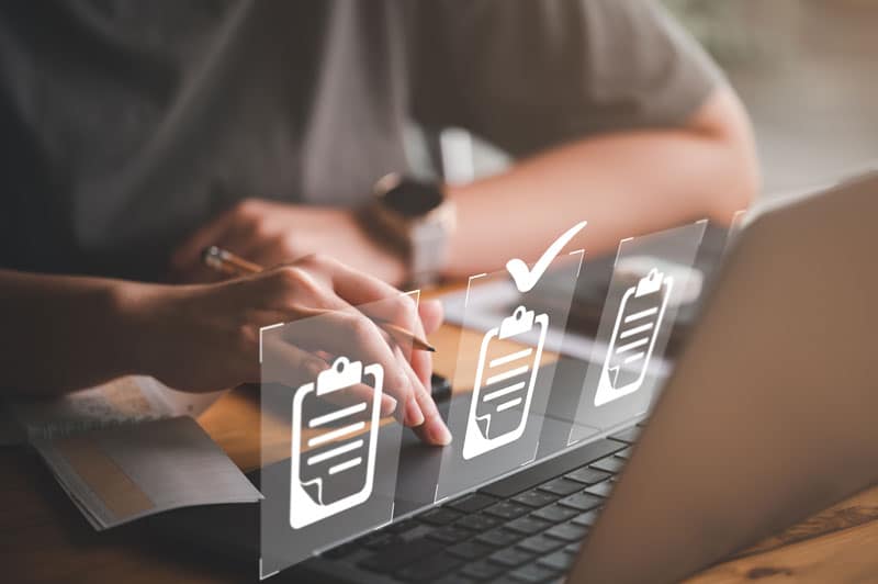 Personne qui rempli un document en ligne