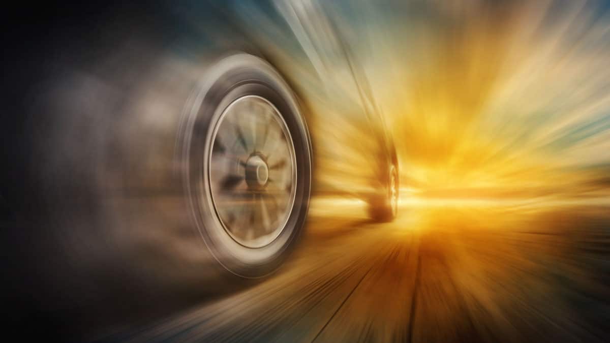 zoom sur une voiture qui roule rapidement