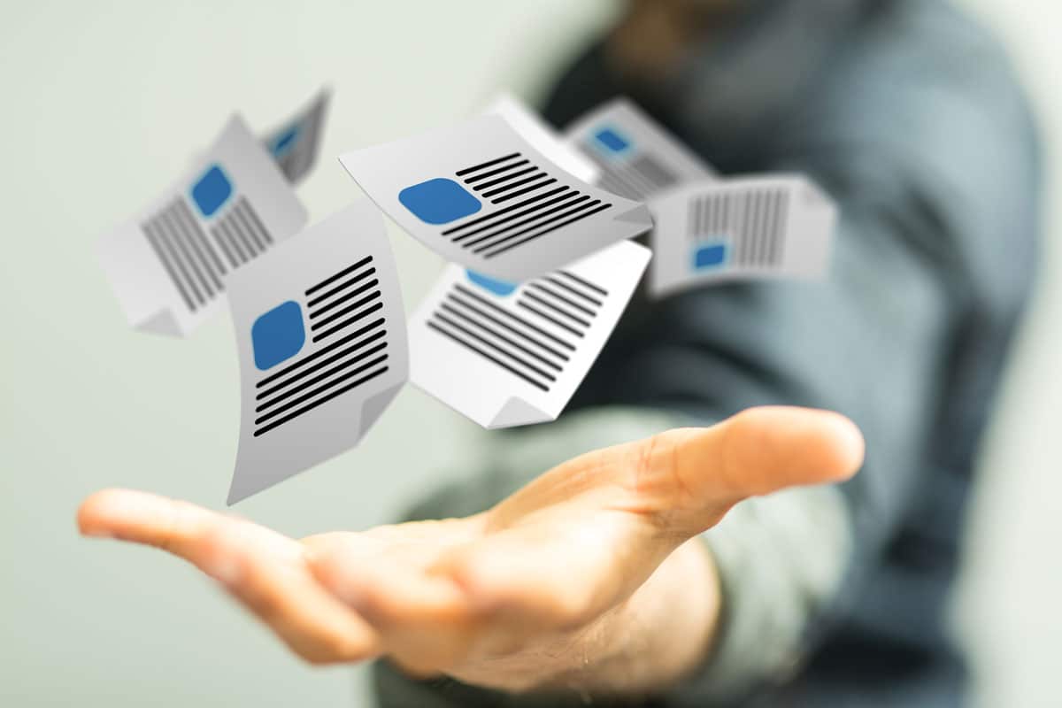 Personne qui présente des documents sur sa main