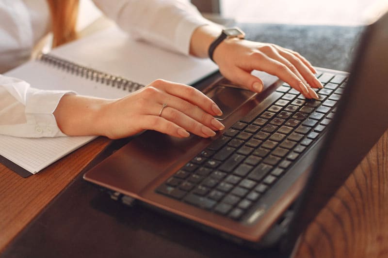 Personne qui utilise un ordinateur